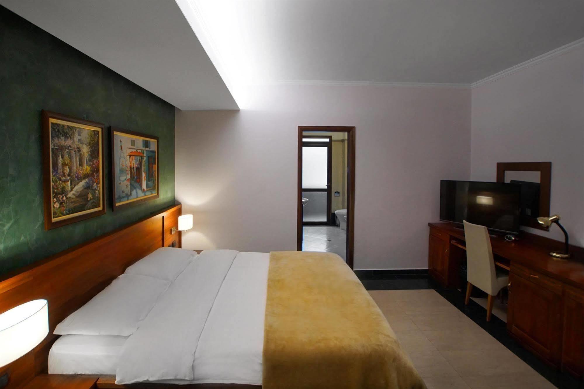 Nov Hotel Tirana Exteriör bild