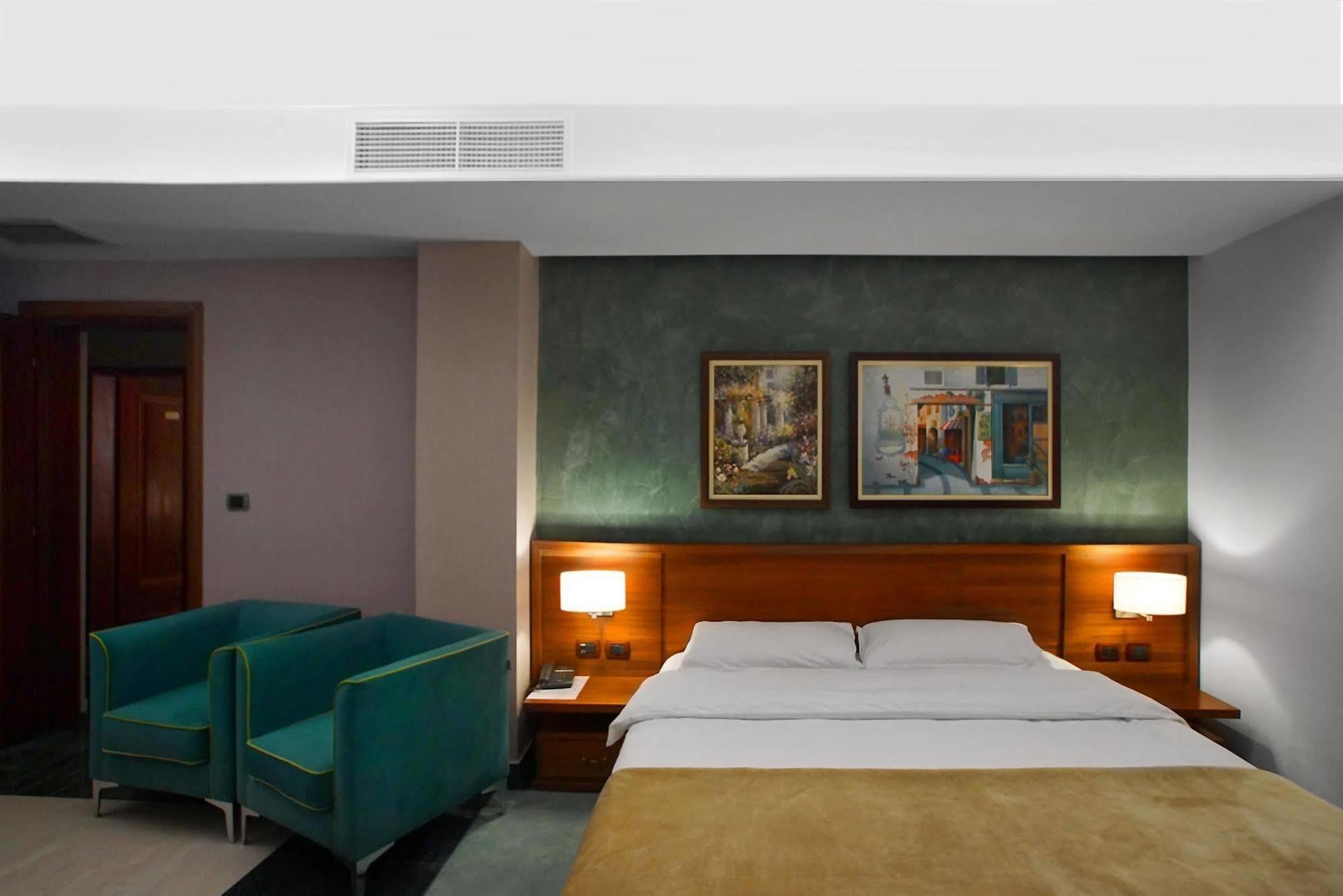 Nov Hotel Tirana Exteriör bild