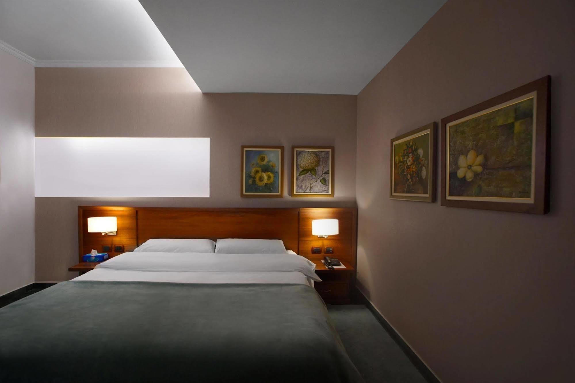 Nov Hotel Tirana Exteriör bild