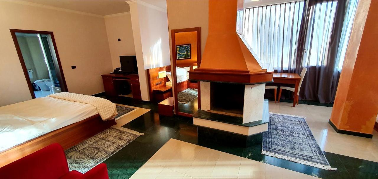 Nov Hotel Tirana Exteriör bild