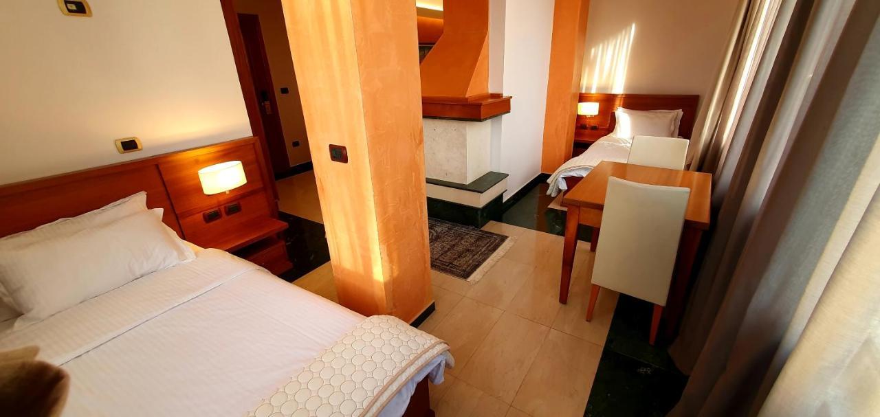 Nov Hotel Tirana Exteriör bild