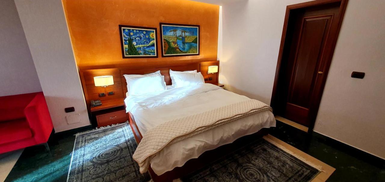 Nov Hotel Tirana Exteriör bild