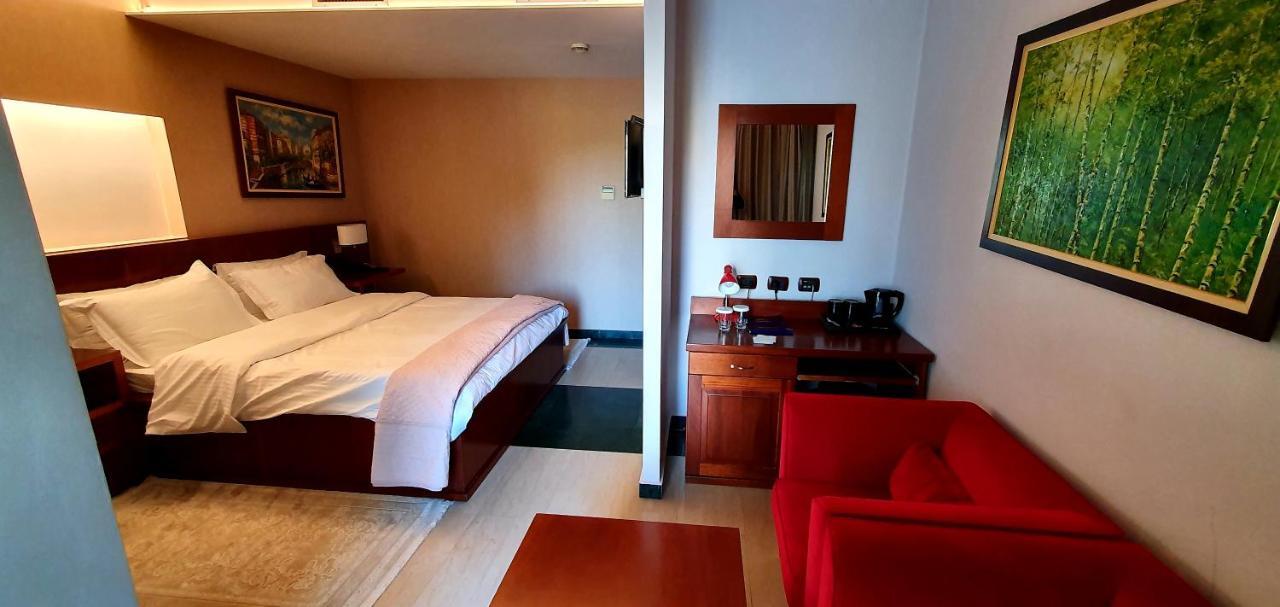 Nov Hotel Tirana Exteriör bild