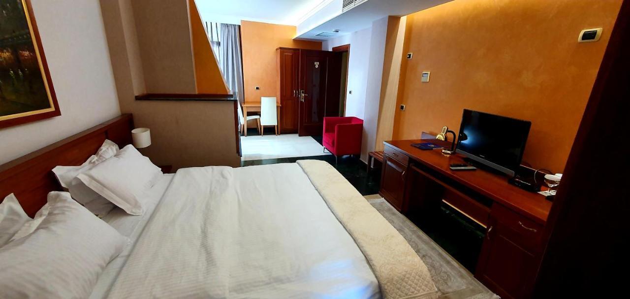 Nov Hotel Tirana Exteriör bild