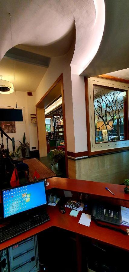 Nov Hotel Tirana Exteriör bild