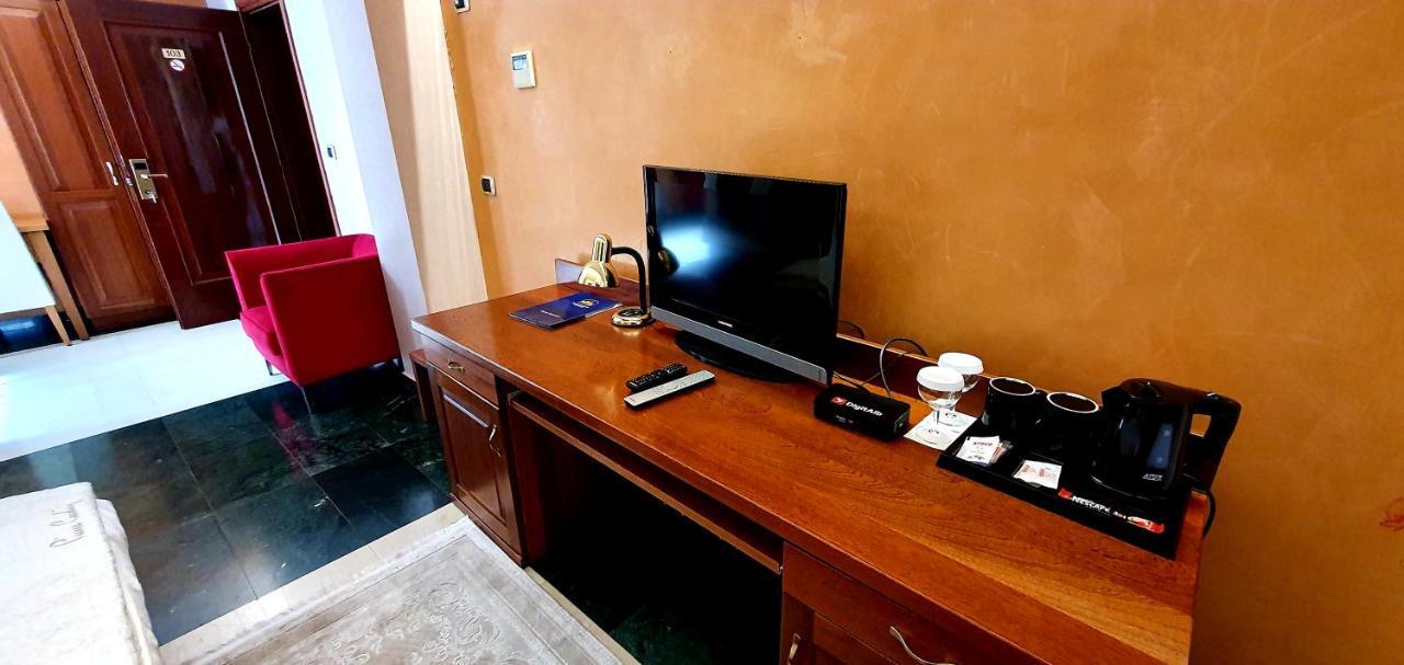 Nov Hotel Tirana Exteriör bild