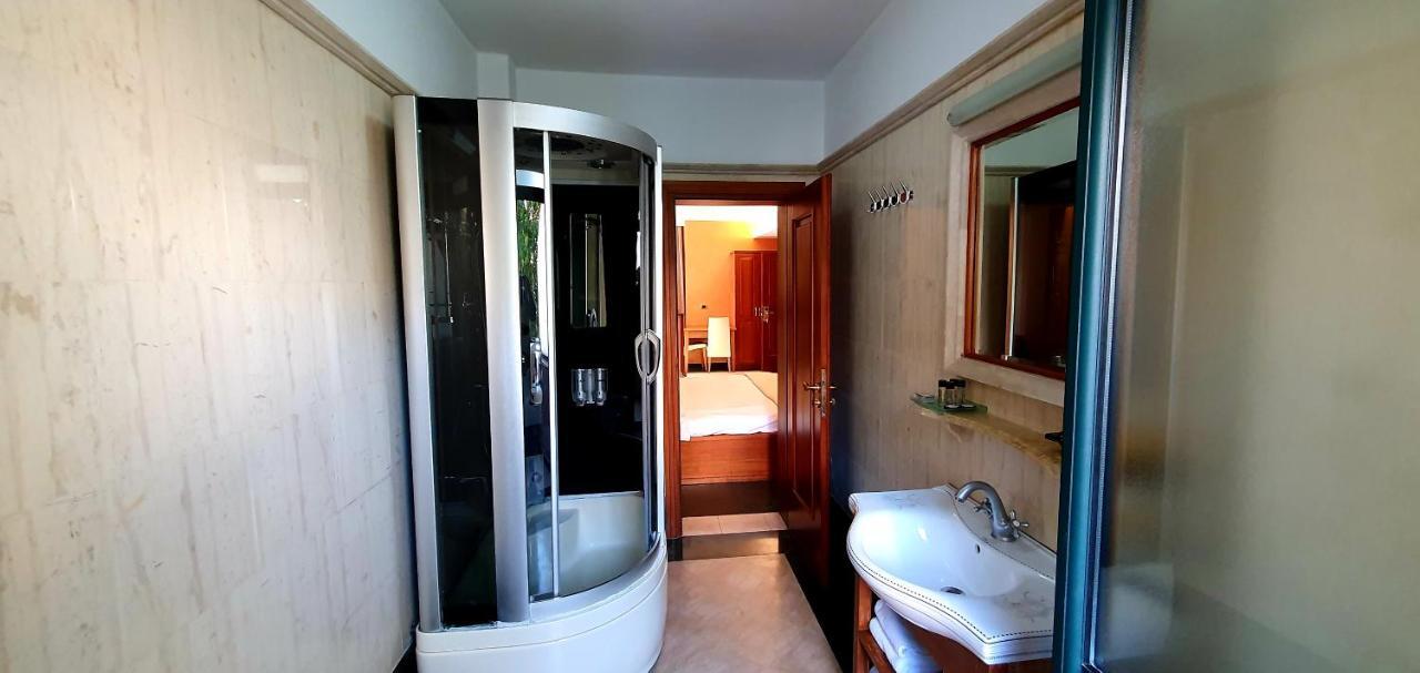 Nov Hotel Tirana Exteriör bild