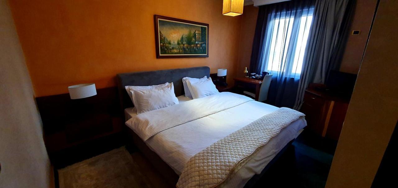 Nov Hotel Tirana Exteriör bild