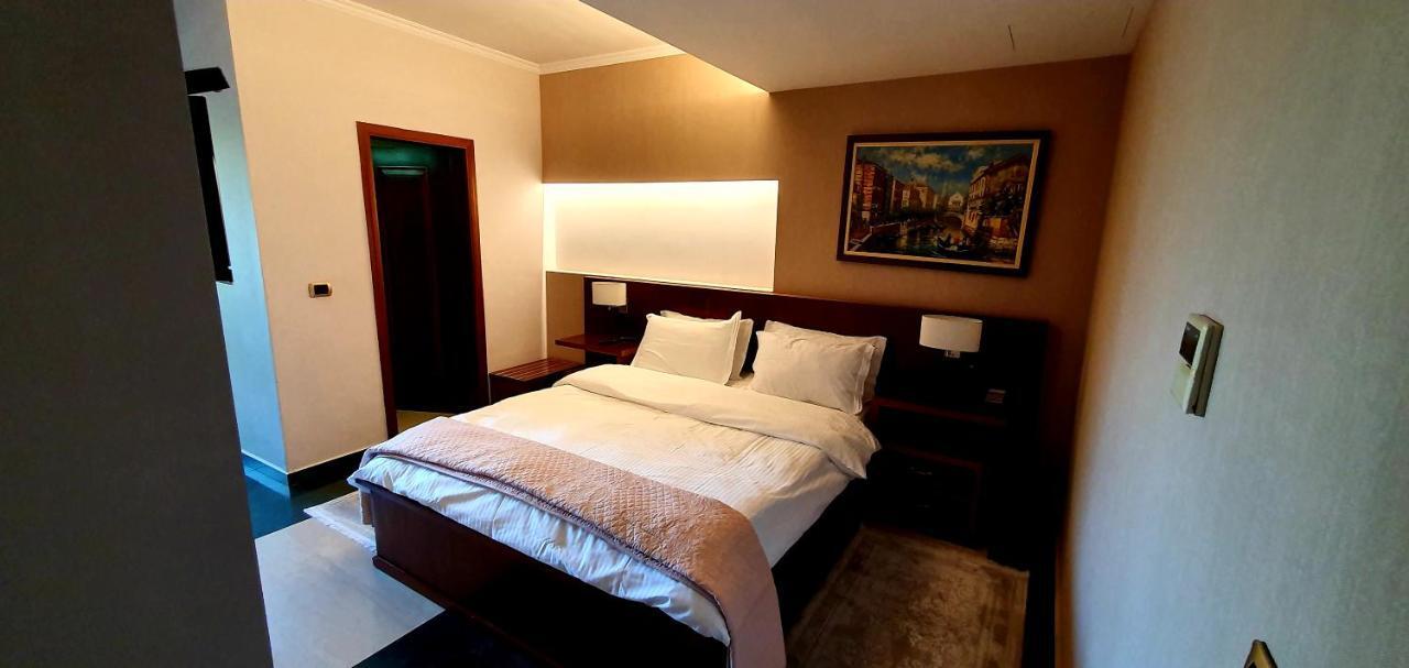 Nov Hotel Tirana Exteriör bild