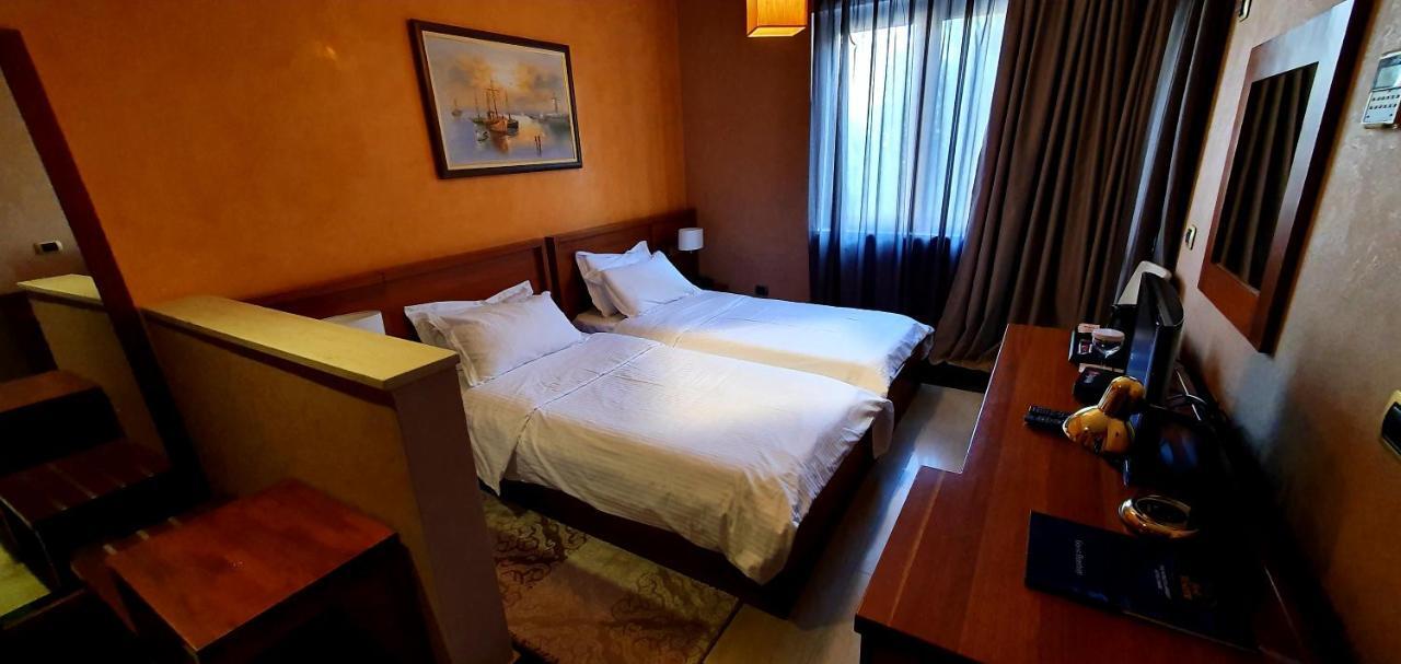 Nov Hotel Tirana Exteriör bild