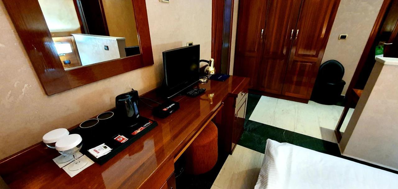 Nov Hotel Tirana Exteriör bild
