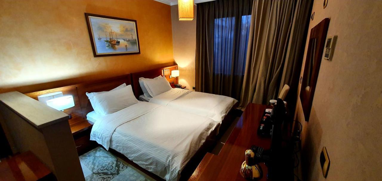 Nov Hotel Tirana Exteriör bild
