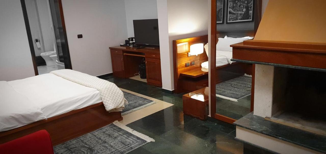 Nov Hotel Tirana Exteriör bild