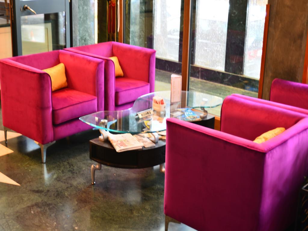 Nov Hotel Tirana Exteriör bild